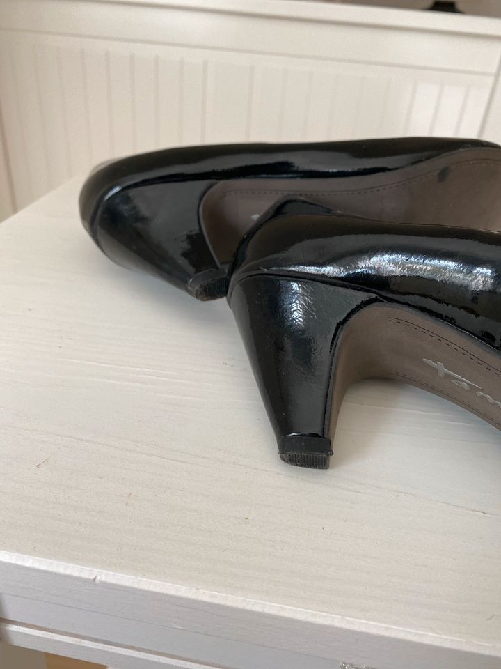 Schöne schwarze Pumps von Tamaris in Himmelpforten