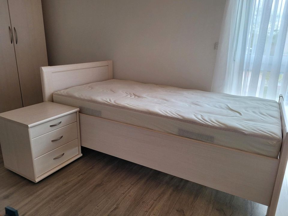 Schlafzimmer, Kleiderschrank, Nachttisch, Bett, Lattenrost in Hamburg