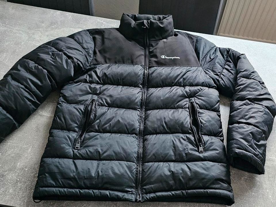 tolle Neuwertige schwarze Winterjacke von *Champion* in der Gr. M in Berlin