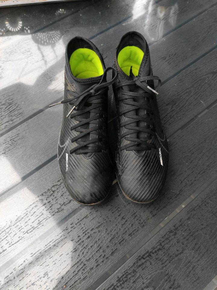 Fußball Schuhe Nike Mercurial 42 neuwertig mit Socke in Uelsen