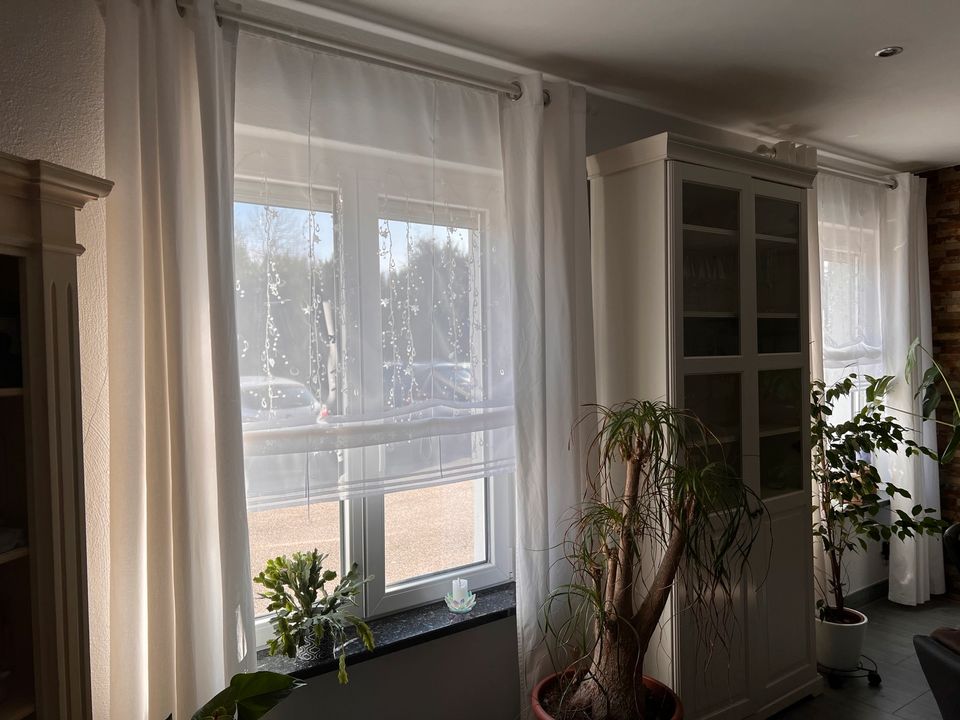 Weiße blickdichte Vorhänge mit Ösen und Gardinenstangen in Weißensberg
