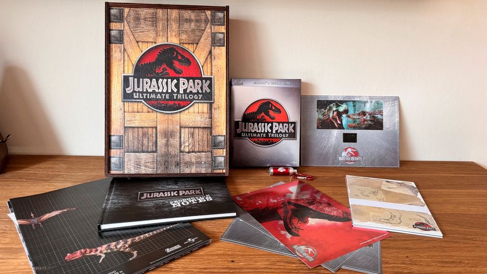 Jurassic Park Ultimate Trilogie Blu-ray inkl. Weiteren Fan Stuff in Delmenhorst