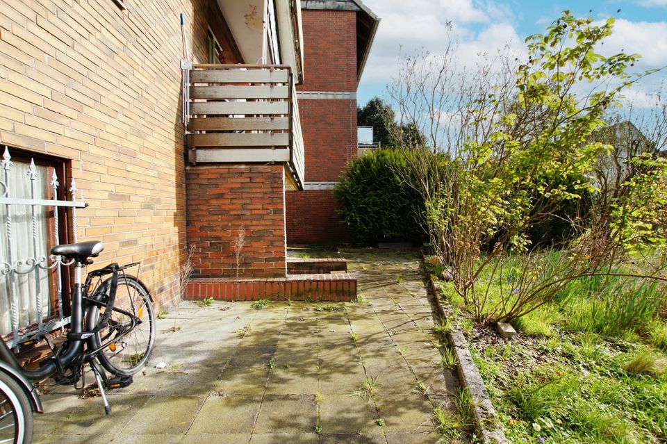 Eller: gepflegtes Dreifamilienhaus mit Balkonen, riesigem Garten und zwei Garagen in ruhiger Lage! in Düsseldorf