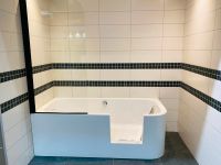 Eine Duschbadewanne der besonderen Art - mit herausnehmbarer Tür! Baden-Württemberg - Karlsruhe Vorschau