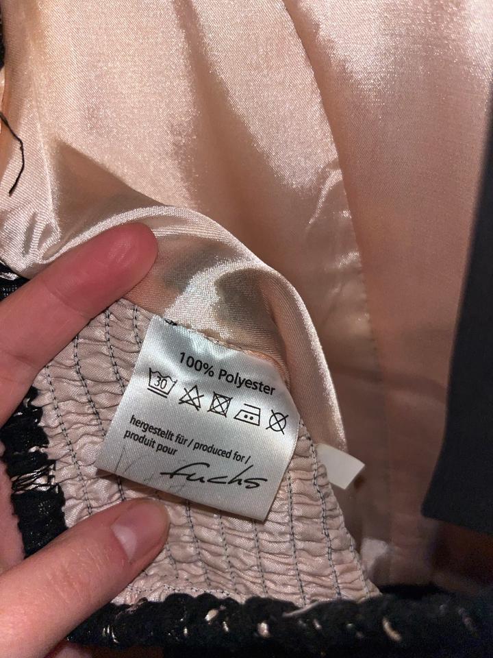 Kurzes Abendkleid mit ausgestelltem Rock und Spitzenoberteil in Walsrode