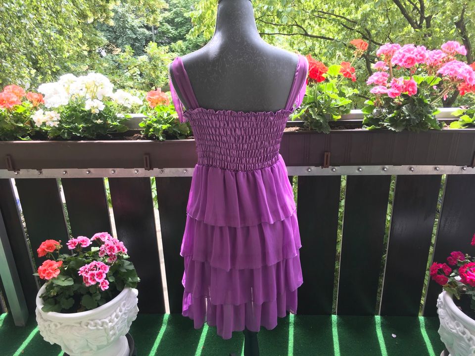 Lila Kleid aus Italien geschmokt mit Volants 38/40 in München