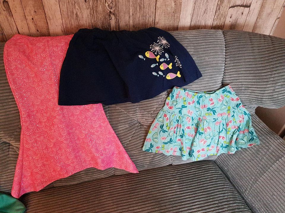 Kleiderkiste: Hose, Kleid, Shirts, Leggings, Gr. 122 in Bielefeld