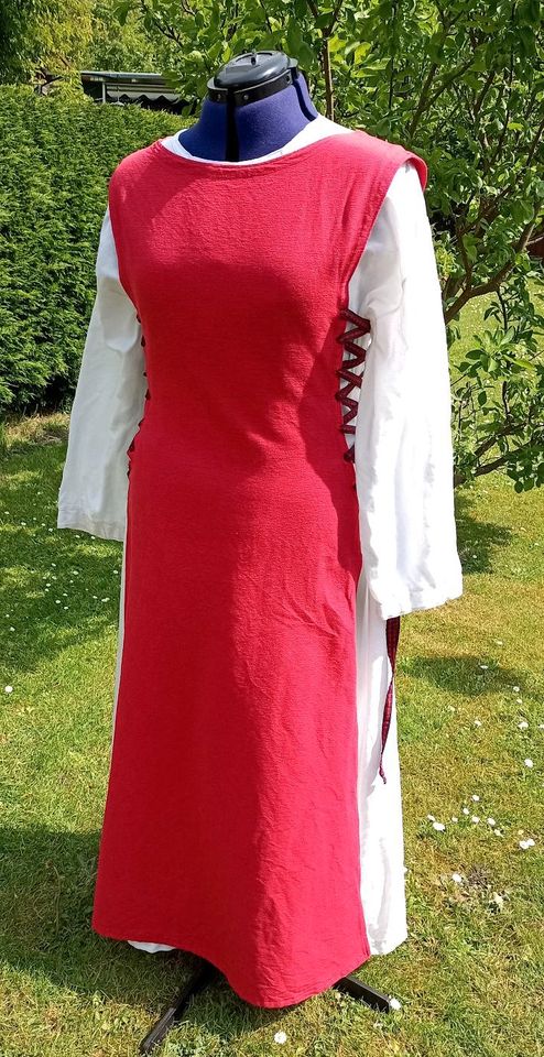 Mittelalterkleid rot mit Unterkleid und Haube in Duisburg