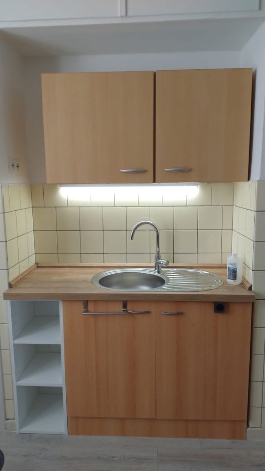 Kleine Küchenzeile mit E-Geräten in Solingen