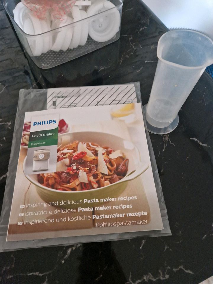 Philips Pasta Maker Nudelmaschine HR2382+ viele Matrizen in Amberg