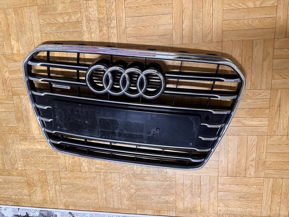 Original Audi A5 8T Facelift Grill glänzen Schwarz 8T0 853 651 T. in Bondorf