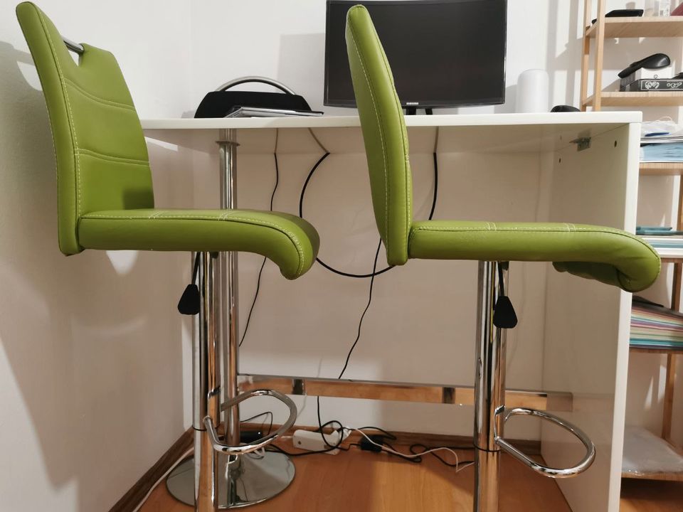 Bartisch und 2 x Grüne Stühle in München