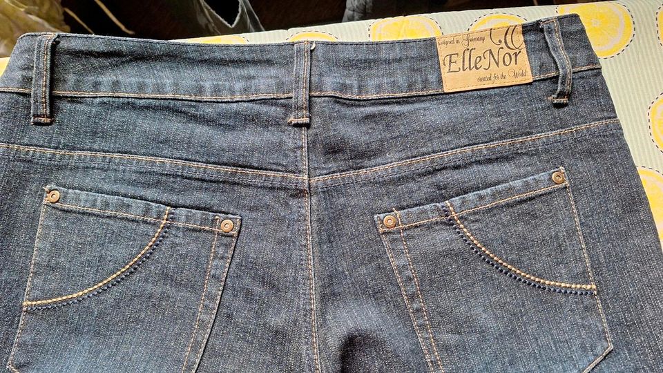 Damen kurze Jeans Hose Short 42 in Salzweg