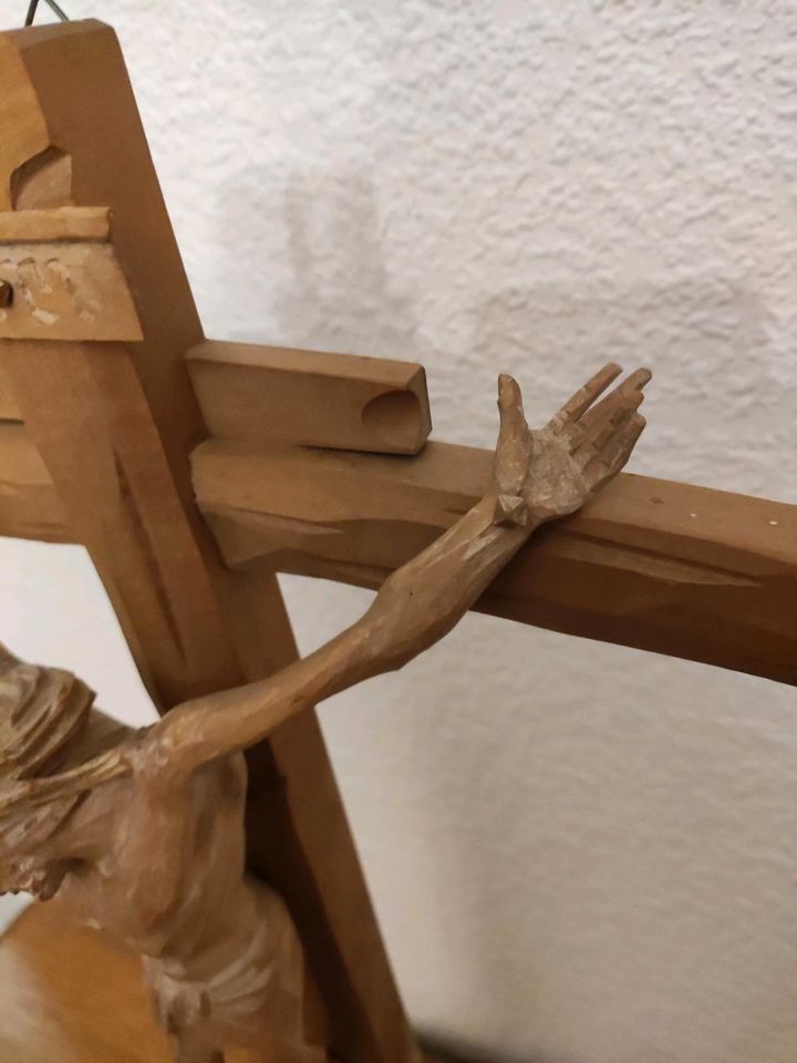 Holzkreuz Kreuz mit Christus Schnitzarbeit mit  Salzkristall in Manching