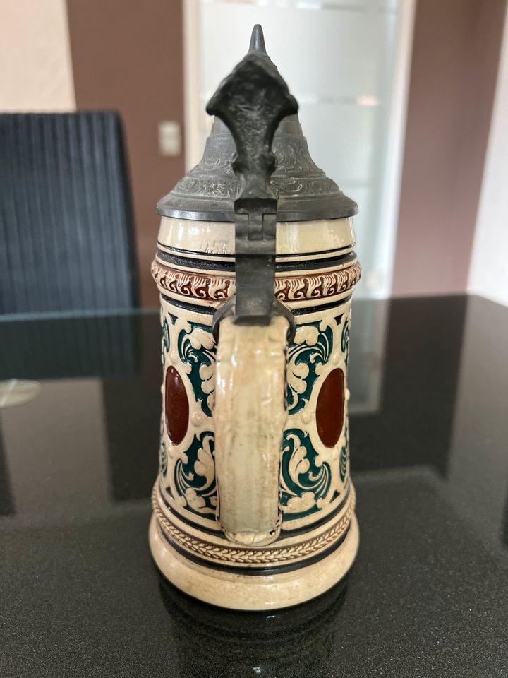 Antiker Bierkrug mit Zinndeckel Jägermotiv in Gehrden