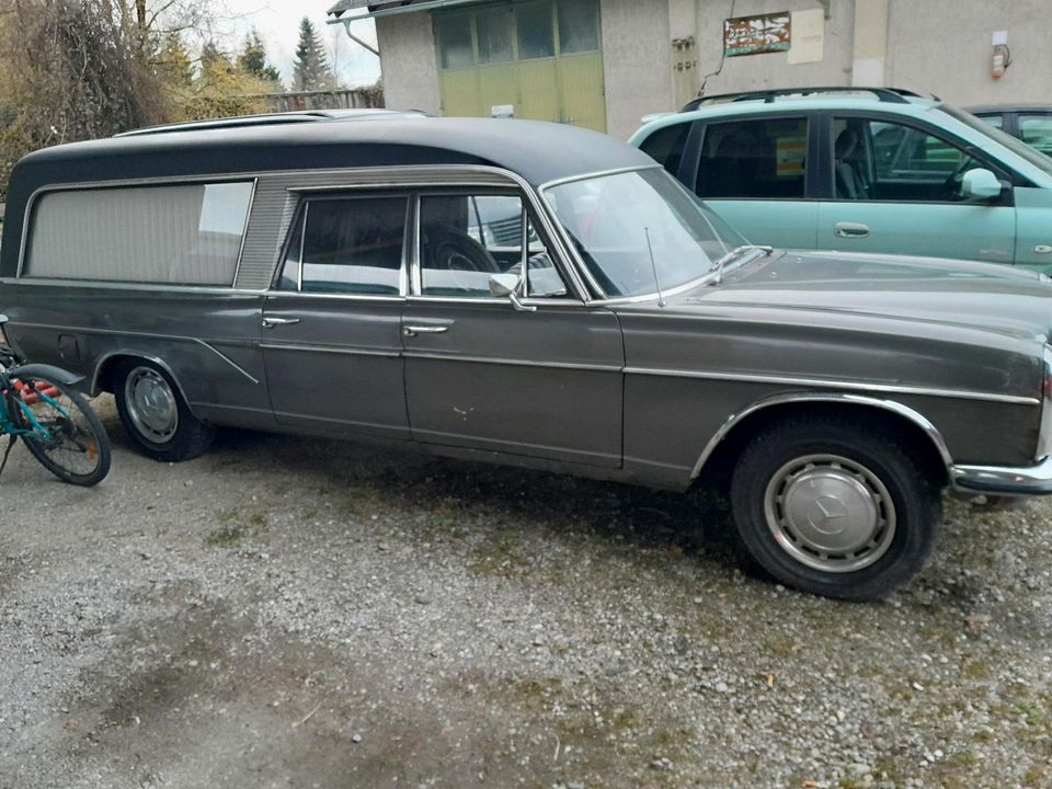 Mercedes w114/8 Leichenwagen in Simbach