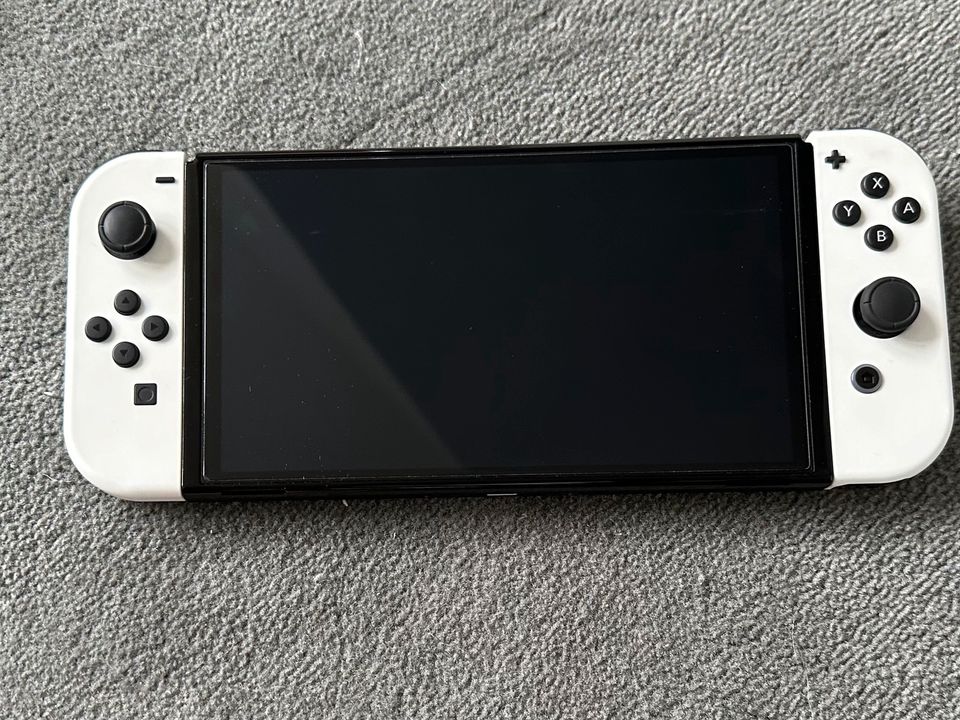Nintendo Switch Oled mit Zubehör in Hannover