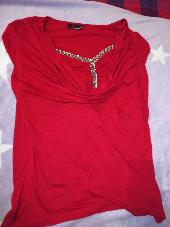 Rotes Shirt in Sankt Augustin