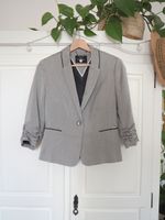 Kurz geschnittener Basic Business Blazer in Grau von Orsay Berlin - Spandau Vorschau