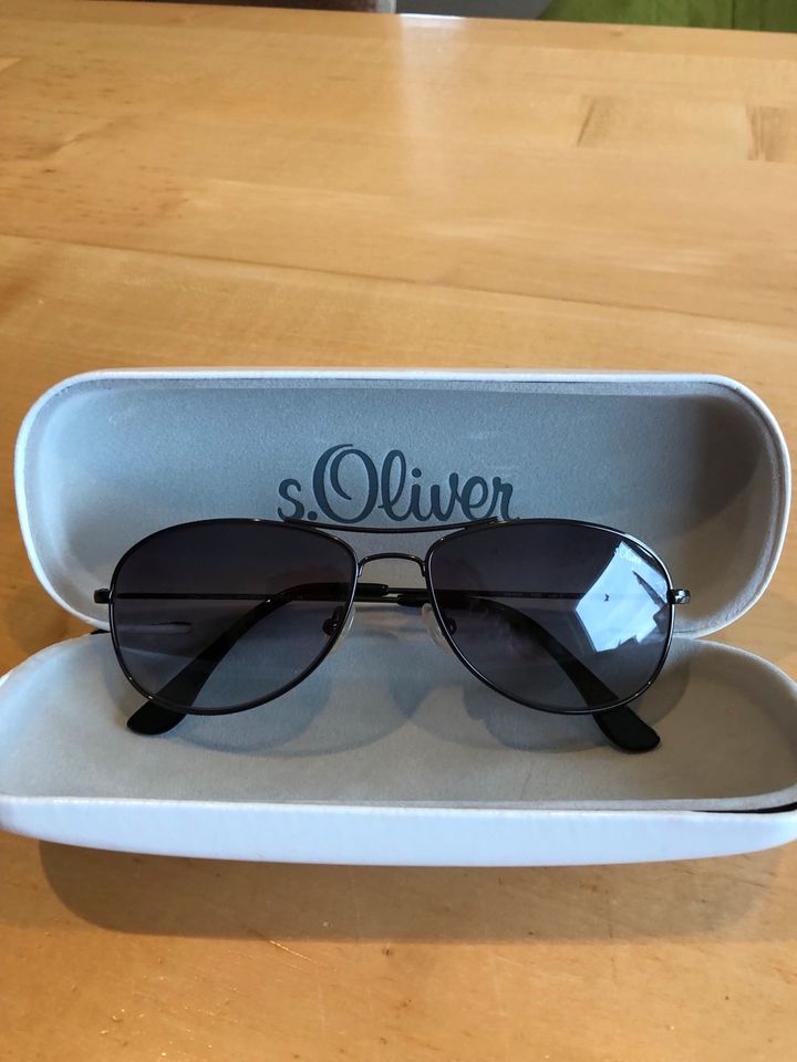 Neuwertige S.Oliver Sonnenbrille in Kratzenburg