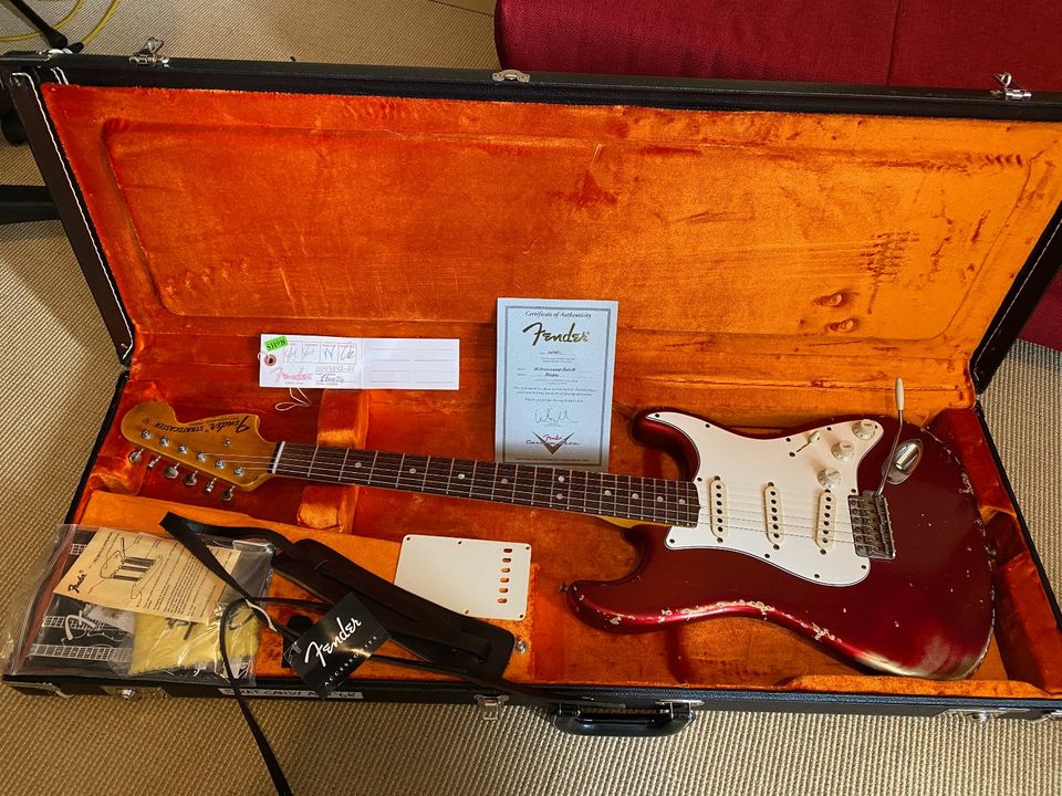 2012 FENDER CUSTOM SHOP ’68 STRATOCASTER RELIC CANDY APPLE RED in München