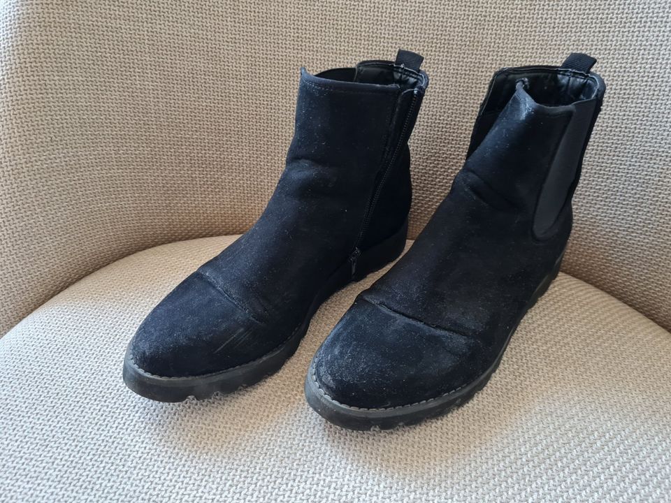 schwarze Stiefeletten in Halle