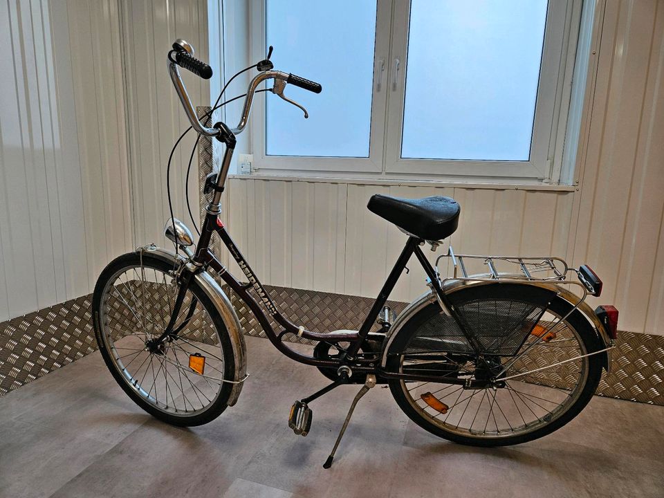 Damenfahrrad aus den 70er Jahren in Bremen