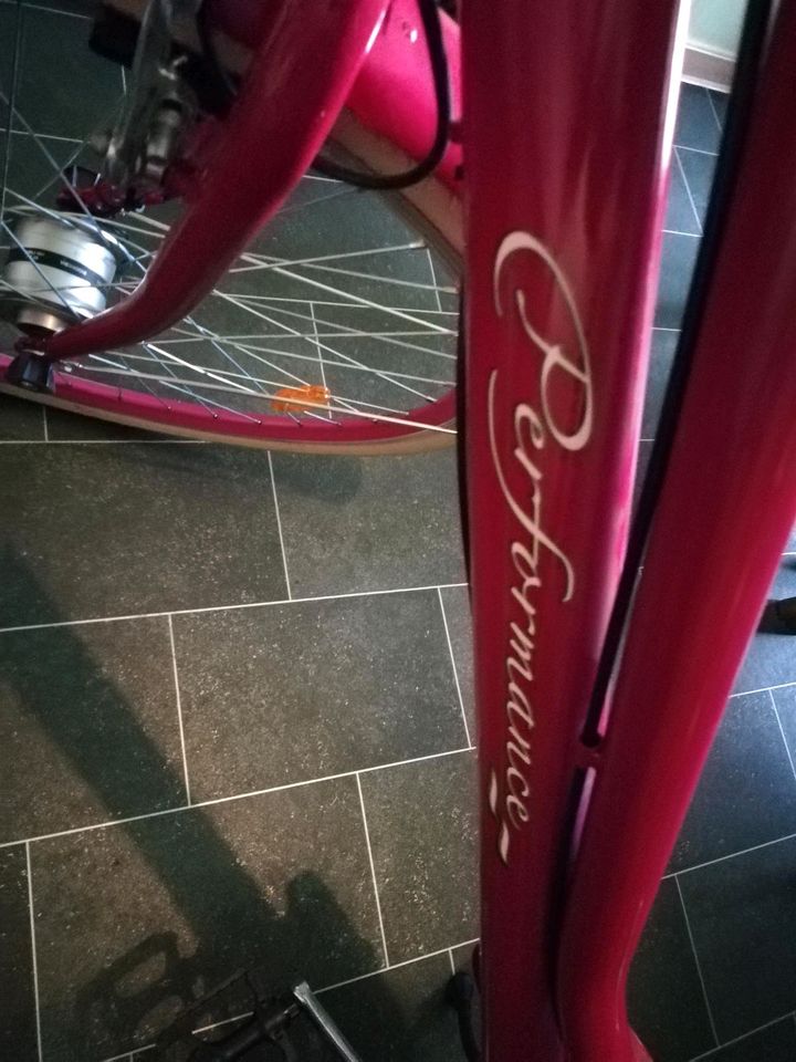 Fahrrad in Rosa in Bremerhaven