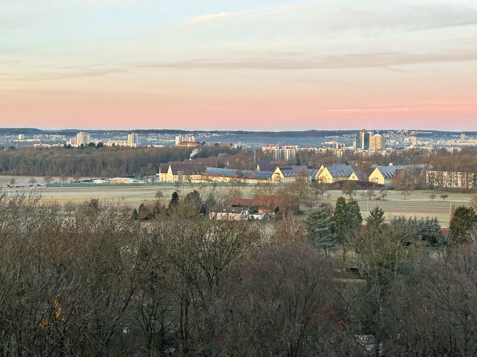 S- Asemwald: „Wohnen mit Fernsicht!“ Geräumige 3 1/2 Zi.-Whng mit Fernsicht, Keller & TG-Stellplatz! in Stuttgart