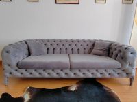 Grau couch chesterfield Sachsen - Markkleeberg Vorschau