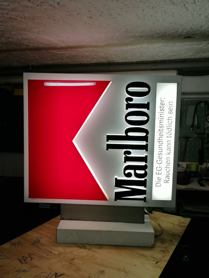Einmaliges altes Werbeleuchtschild von Malboro in Neunkirchen