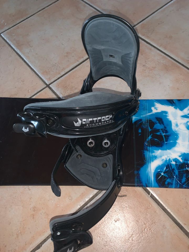 Snowboardset mit Snowboard, Tasche und Schuhen. in Niederrieden