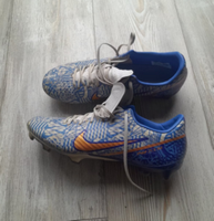 NIke Schuhe Fußballschuhe Stollen Rasenschuhe 40 CR7 München - Allach-Untermenzing Vorschau