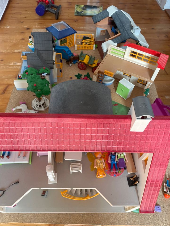 Großes Playmobil Set Wohnhaus Tierarztpraxis Konvolut Haus in Schöneck