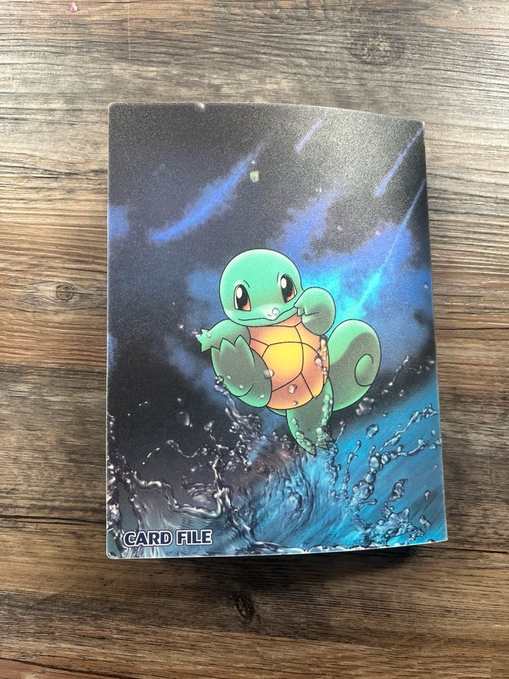 Pokémon Hefter mit Karten zum 2/4 gefüllt in Beetzsee