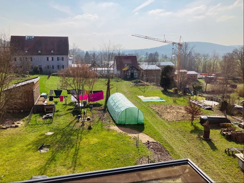 EINZIGARTIGE LAGE: Umfassend energetisch modernisiertes Haus mit 4 Wohnungen und sonnigem Garten im altstadtnahen Grün! in Ebern