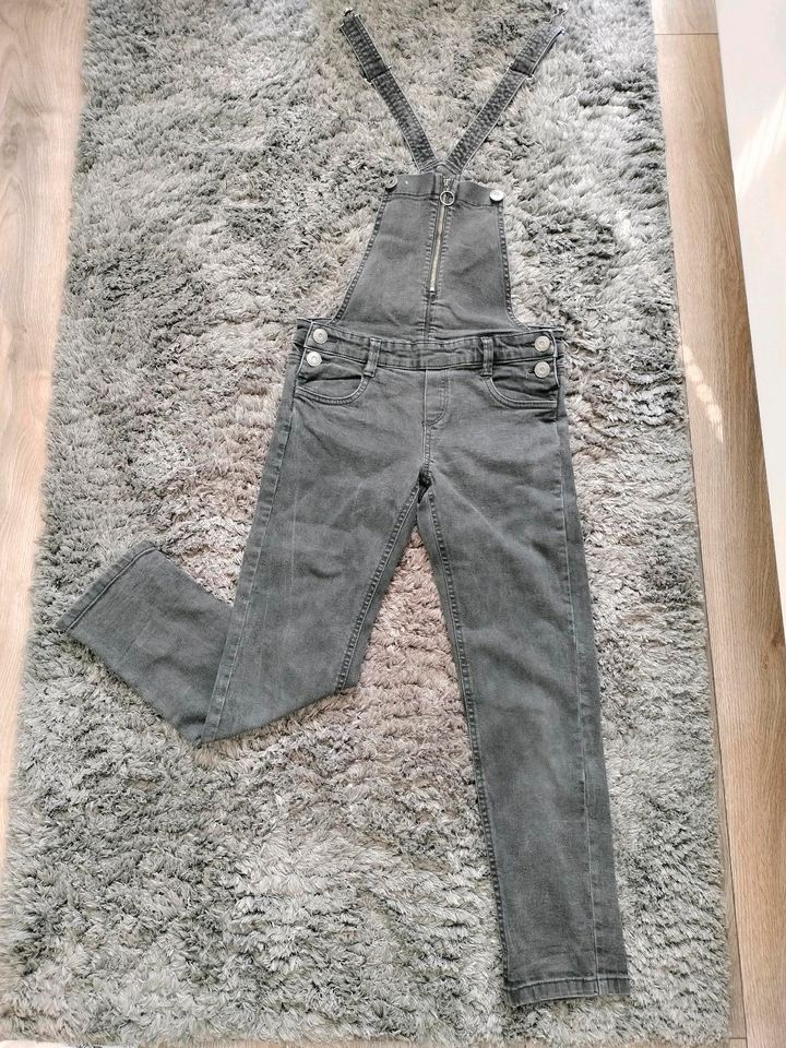 Schicke schwarze Latzhose Gr. 140 in Krefeld