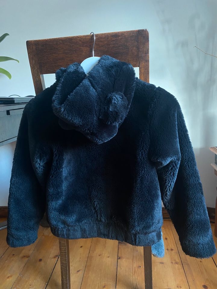 schwarze Kuscheljacke (Gr. 134/140) in Jena