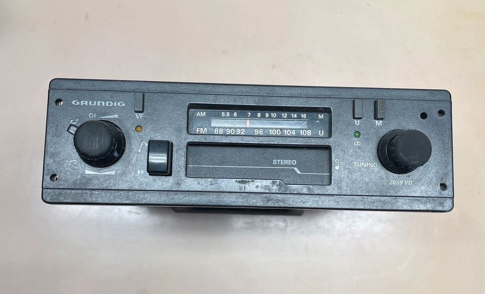 Altes Autoradio Grundig 2039 VD in Wanzleben