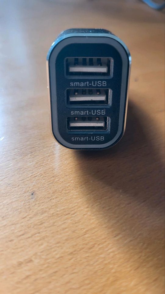 USB Autoladegerät mit 3 USB Anschlüssen 5.2A in München