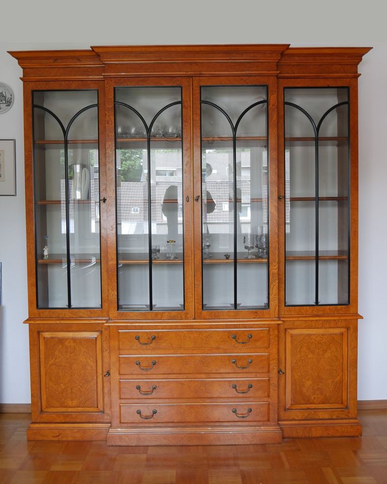 Vitrinenschrank aus Olivenholz im Biedermeier-Stil in Kleve