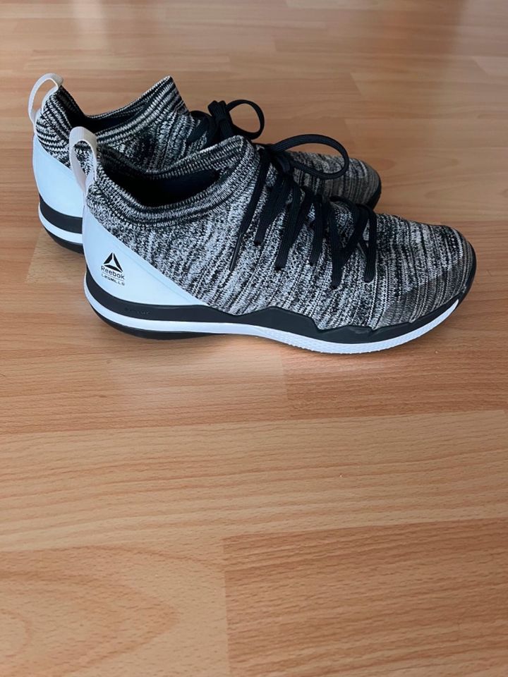 Reebok Les Mills Sportschuhe Sneaker Schwarz Grau Gr. 38 in Vordorf