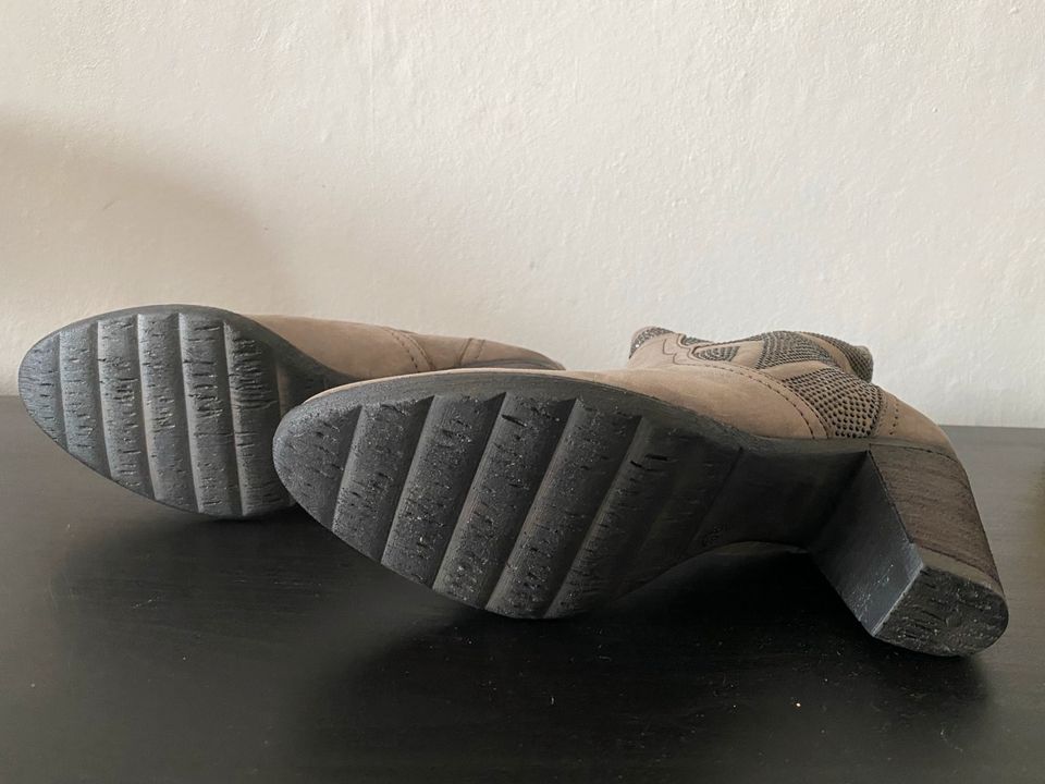 Stiefel Schuhe Gr. 38 grau mit Strasssteinen in Berlin