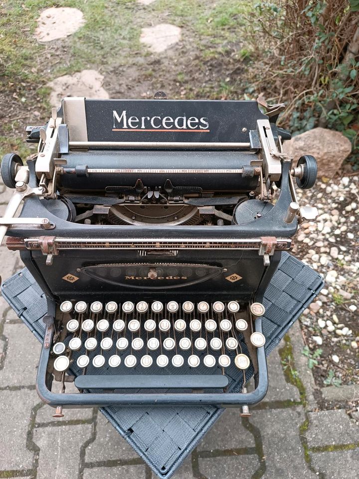 Alte antike Schreibmaschine Typ Mercedes in Heidenau
