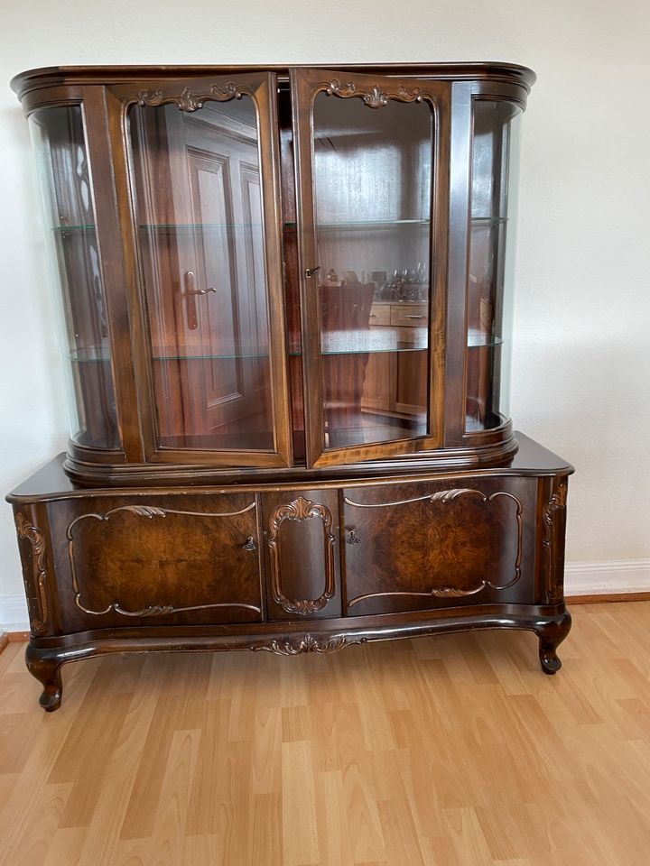 Chippendale Vitrine Stilmöbel 1950 Holz Schrank in Schackendorf