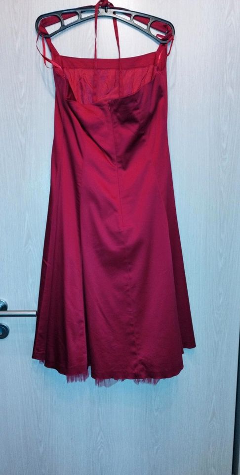 Glänzendes rotes Kleid Neckholder in Donaustauf