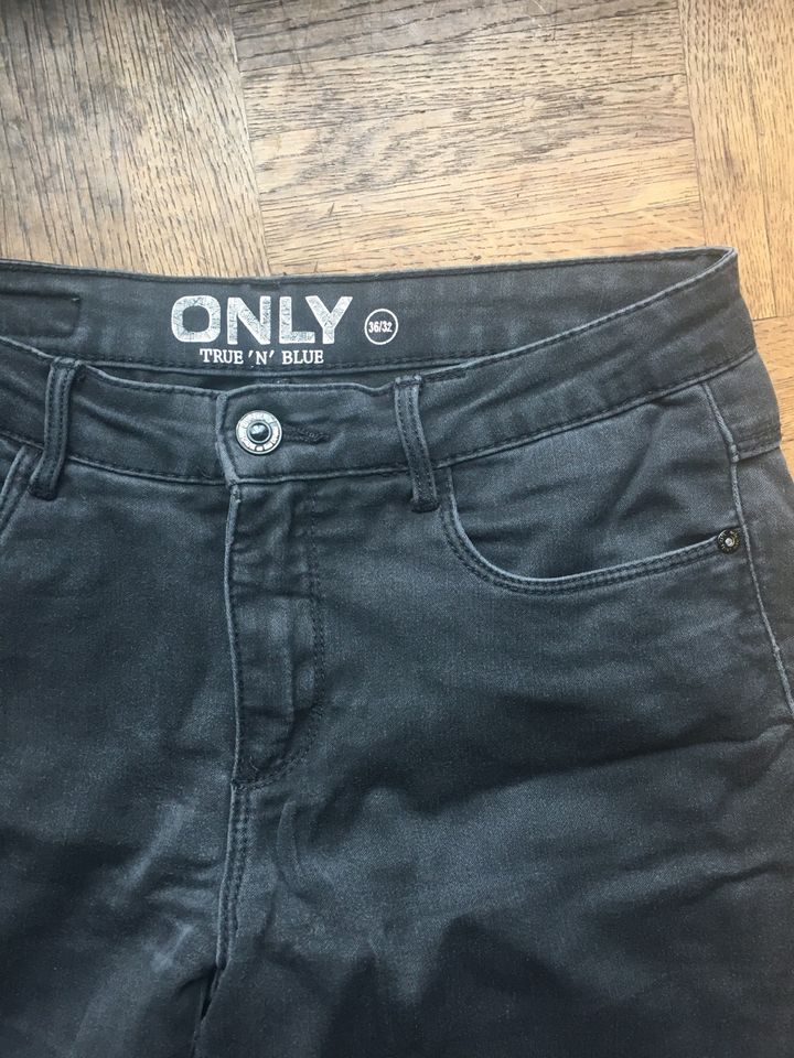 Only Jeans schwarz Gr. 36 (36/32) flared, Schlaghose in Barendorf