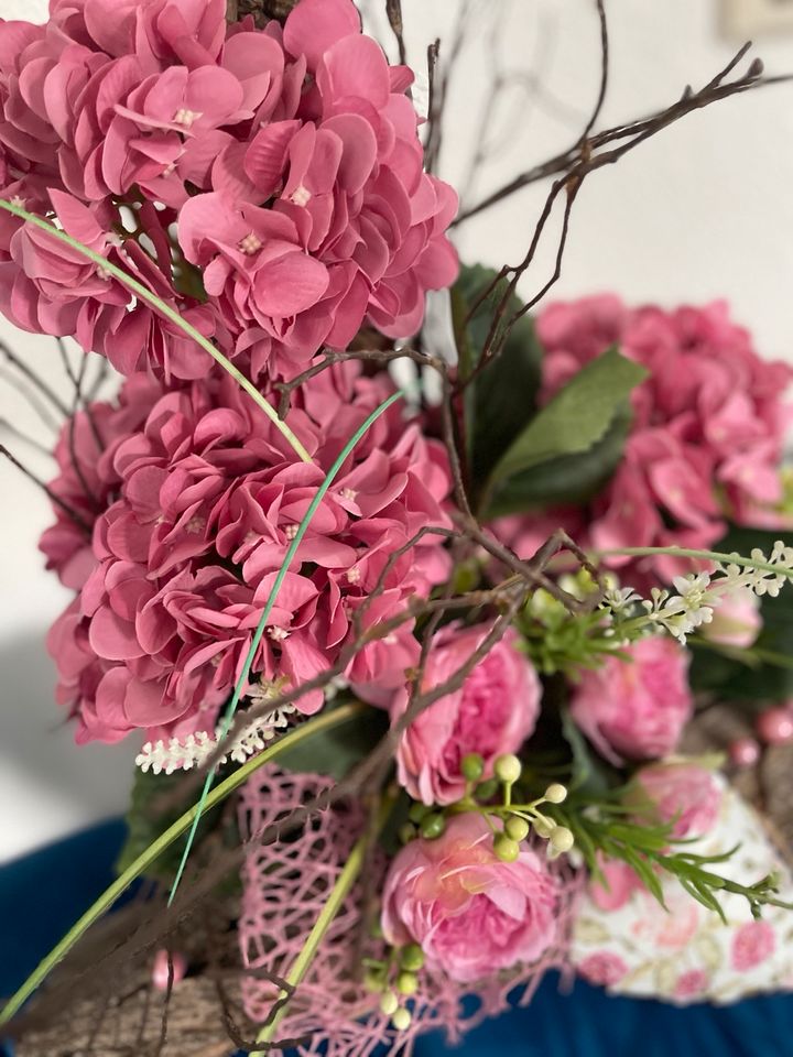 Wunderschönes Blumen Gesteck im Landhausstil in Wurmlingen