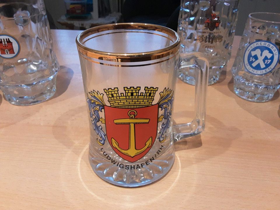 Verschiedene Glas Bierkrüge in Westoverledingen