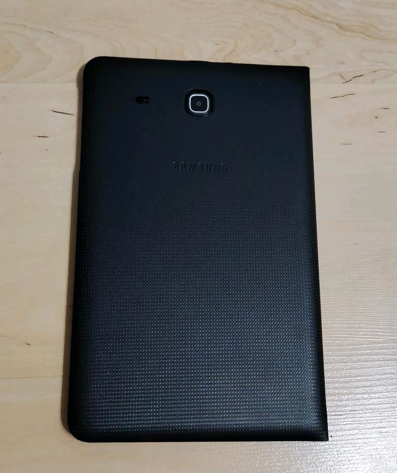 Samsung Galaxy Tab E SM - T560 8GB mit Samsung Hülle in Magdeburg